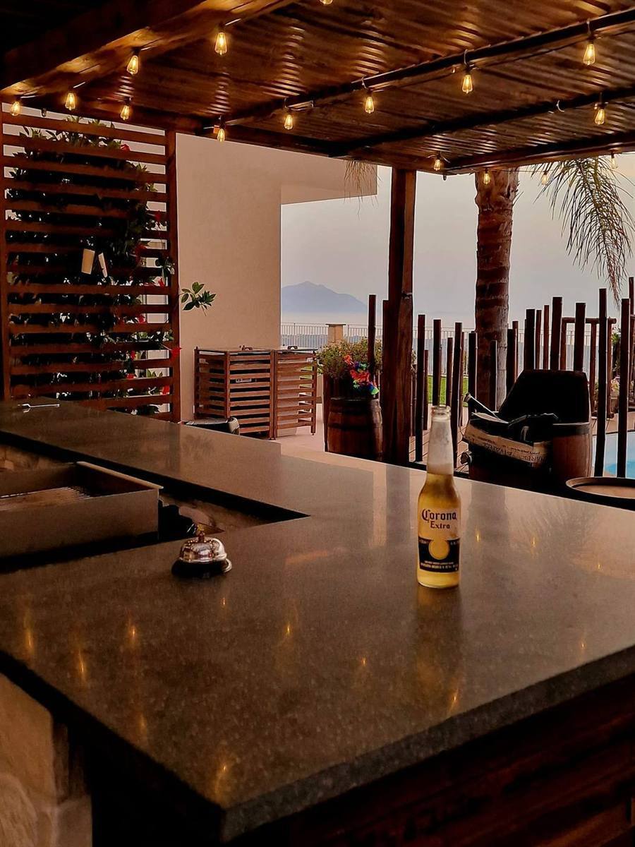 Angolo bar con vista al tramonto