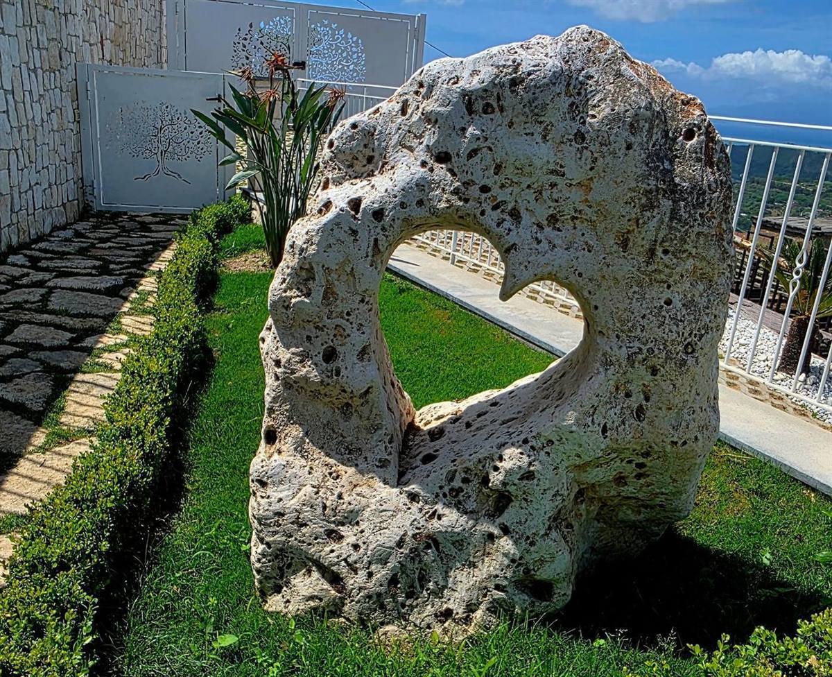 Scultura di pietra a forma di cuore