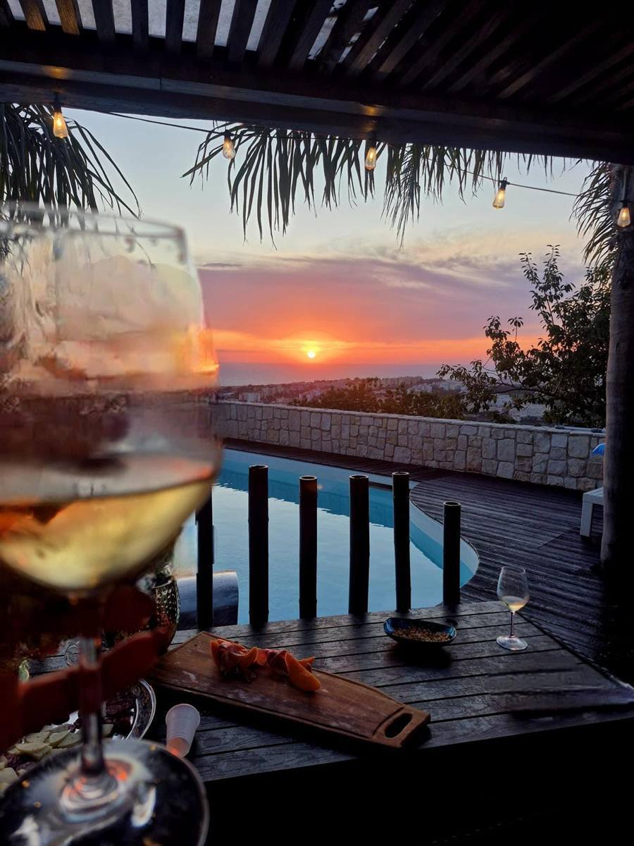 Aperitivo a bordo piscina al tramonto alla Tenuta Sant'Angelo