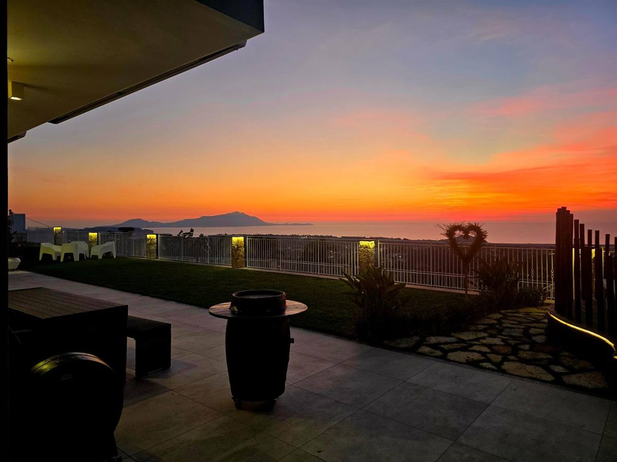 Terrazza della Tenuta Sant'Angelo al tramonto con vista sul Golfo e i Campi Flegrei