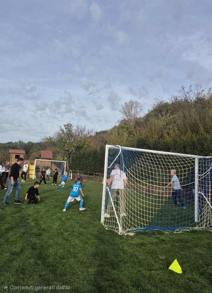 Bambini in partita sul campo da calcio alla Tenuta Sant'Angelo