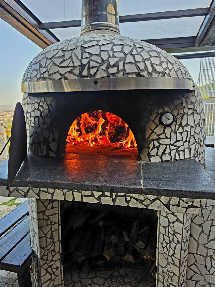 Forno a legna acceso