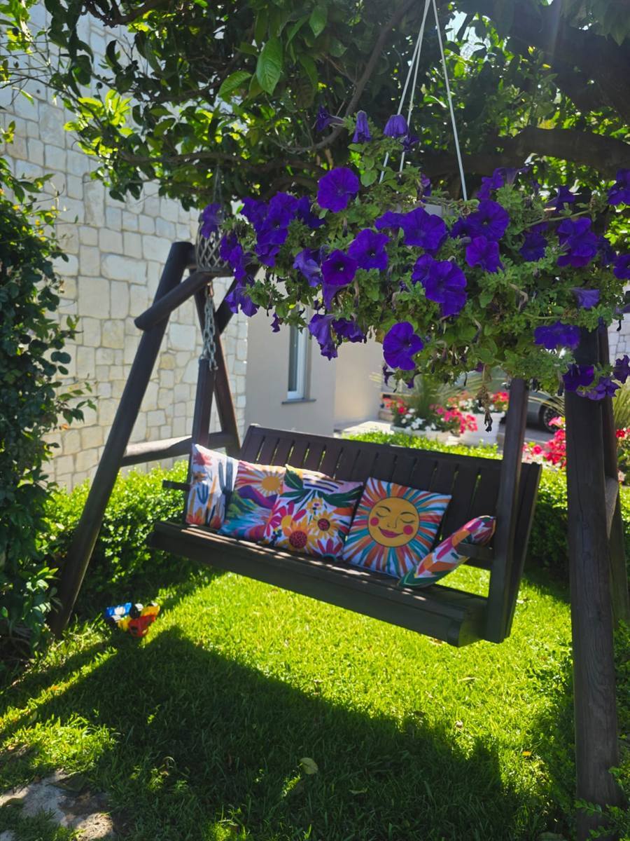 Altalena da giardino tra i fiori alla Tenuta Sant'Angelo