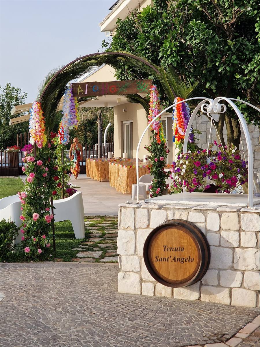 Allestimento di una festa a tema hawaiano alla Tenuta Sant'Angelo