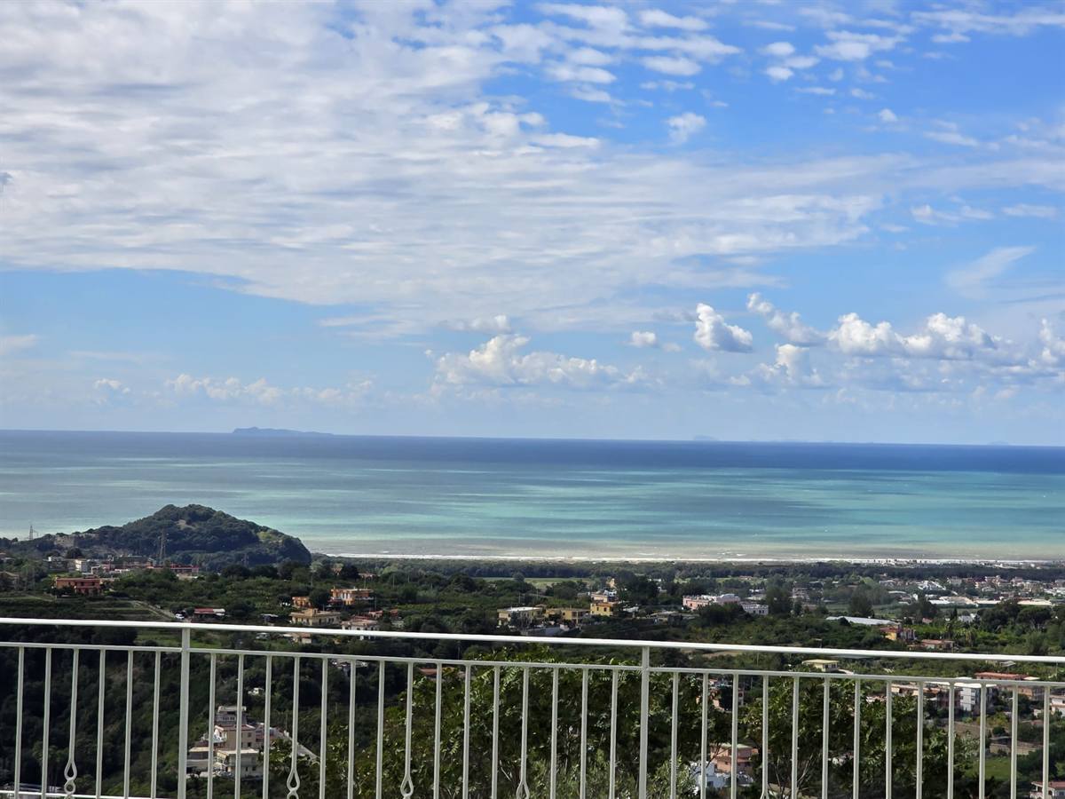 Vista sul Golfo e il mare dalla terrazza della Tenuta Sant'Angelo