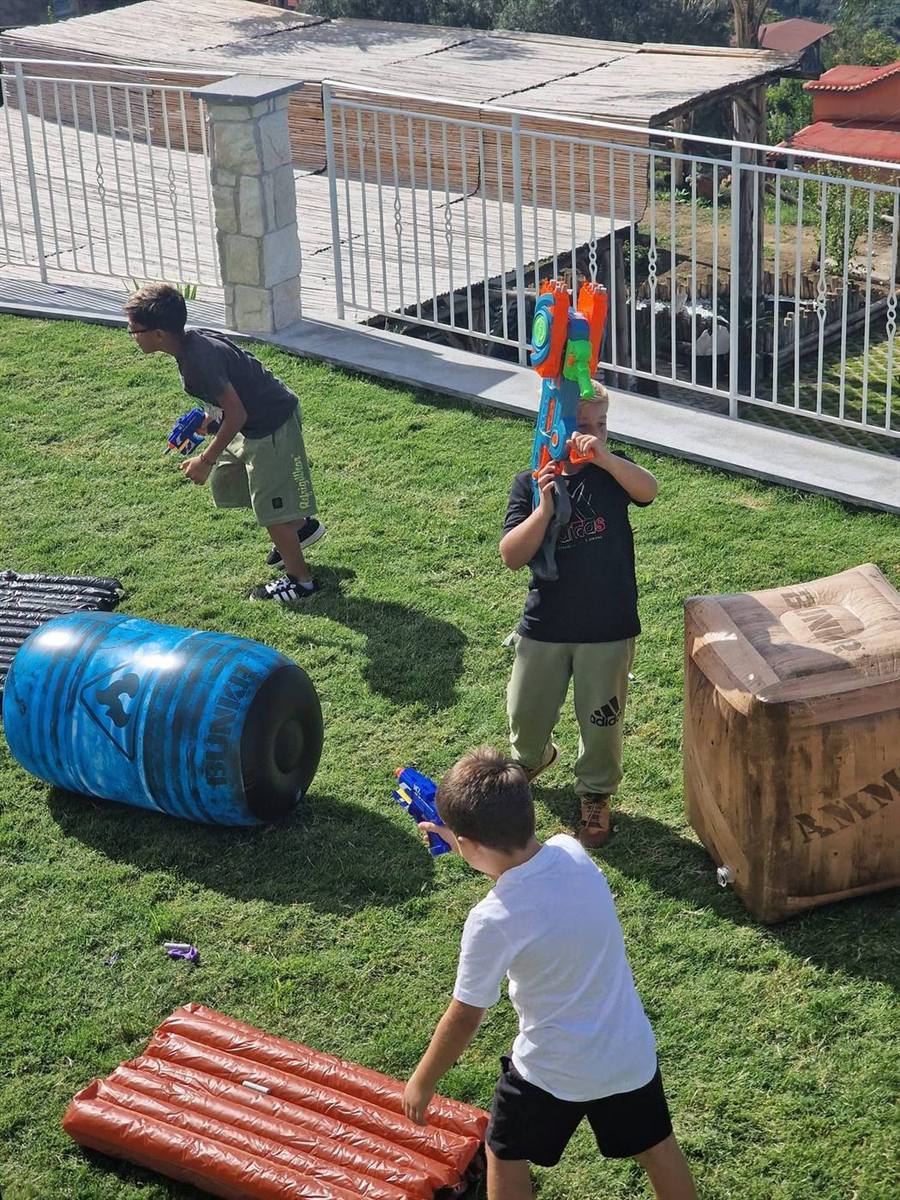 Bambini che giocano all'aperto