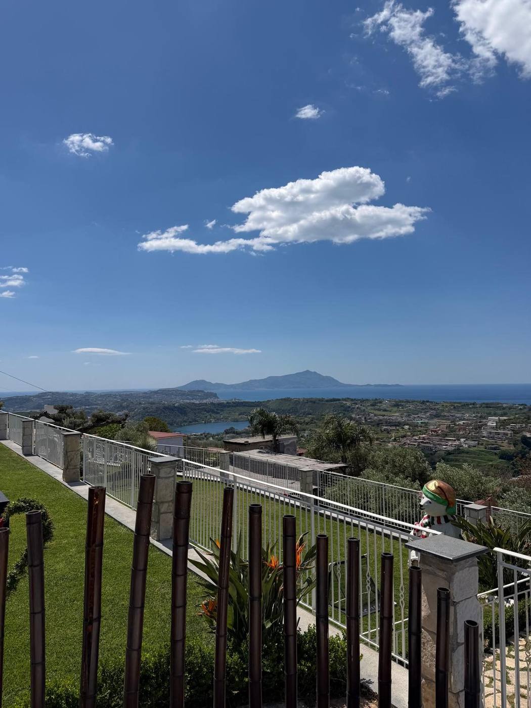 Vista verticale sul mare e le isole