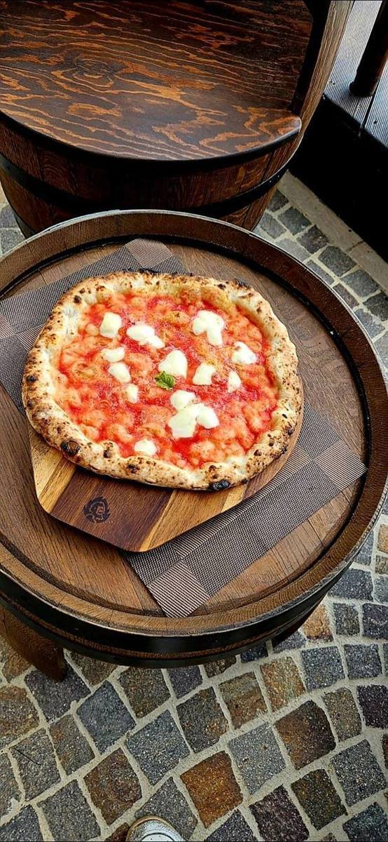 Pizza margherita cotta nel forno a legna